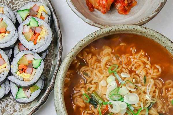찾아주시는 고객님 무료조식 제공 서비스!
펜션 예약자에 한하여 조식 무료 제공 하고있습니다.
맛있게 식사하시고 좋은여행 되세요~!!

[평일/주말]  해물라면 , 김밥 , 계절 과일