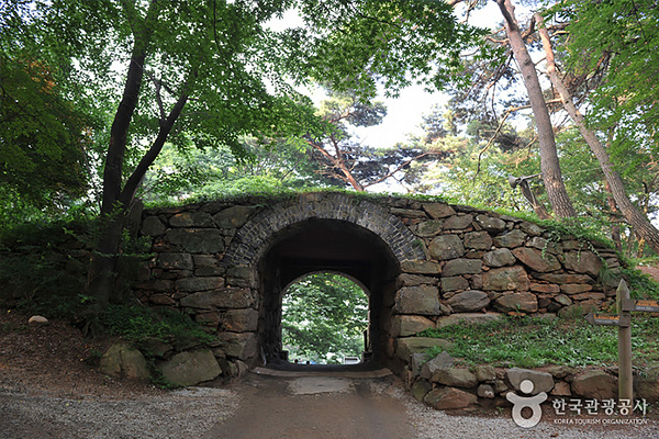 삼랑성(정족산성) 펜션에서 약 14.20km 자동차로 약 31분
일명 정족산성이라고도 불리우는 이 성은 단군의 세 아들이 쌓았다는 전설이 전해 내려오고 있으며, 길이는 2,300m에 달하며 자연활석을 이용하여 축조된 성이다. 성 내에는 381년(고구려 소수림왕 11년)에 창건된 유서 깊은 전등사가 있으며 고려 고종 46년(1259)에는 이 성안에 궁궐(이궁)을 지었으나 현재는 무너지고 터만 남아 있다. 조선 현종 1년에 조선왕조실록을 보관할 사고를 설치하였는데, 무너진 것을 1998년 강화군에서 복원하였다.
출처: 한국관광공사